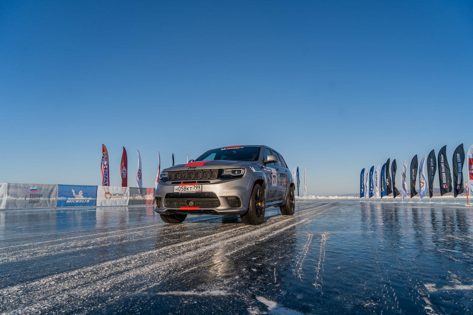 jeep grand cherokee trackhawk record ice lake baikal 2 Jeep Grand Cherokee Trackhawk Breaks Top Speed Record For SUVs On Ice