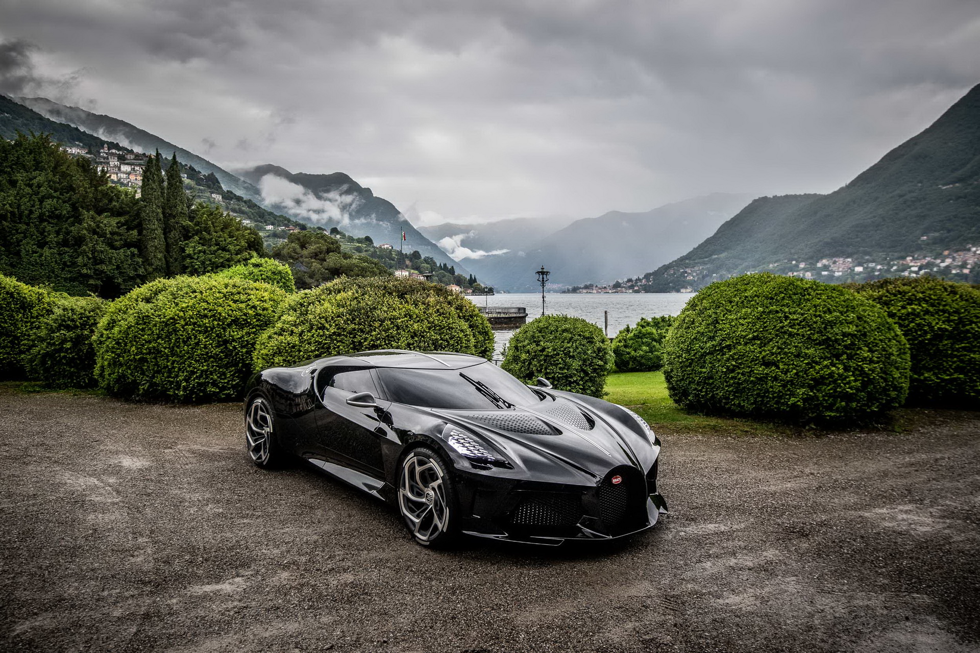 Bugatti La Voiture Noire Wins Design Award At Concorso d’Eleganza