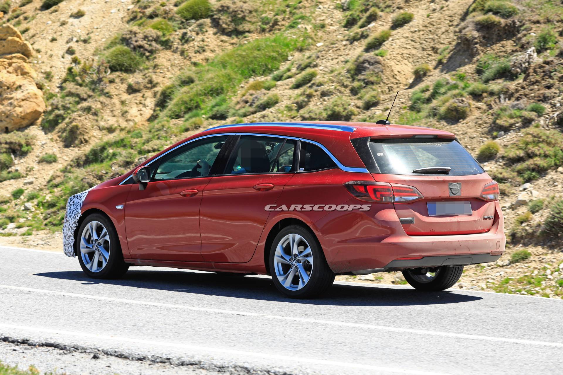 Opel Astra Sports Tourer facelift 37 Facelifted Opel Astra Sports Tourer Makes A Predictable First Appearance