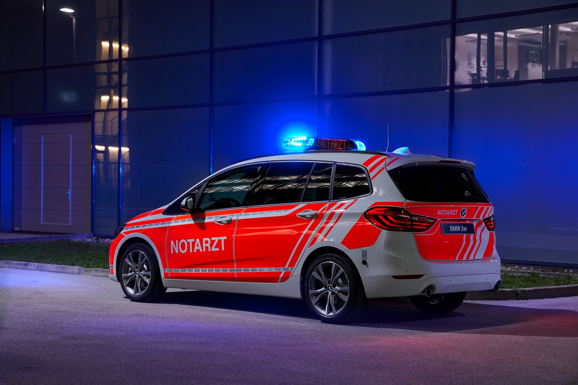 BMW RETTmobil 2019-38 Stealthy BMW 3-Series Police Car Headlines Company’s RETTmobil Lineup