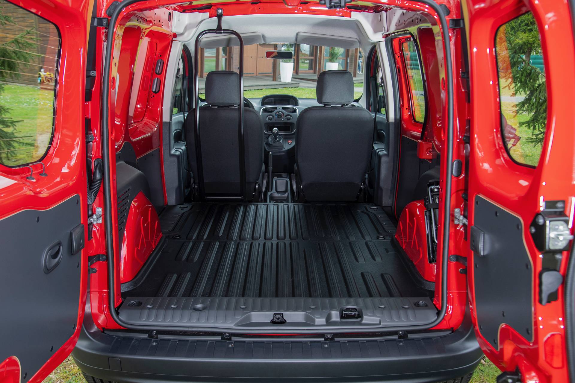 Nissan NV250 L1 Van 34 Badge-Engineered Nissan NV250 Compact Van Debuts In Europe