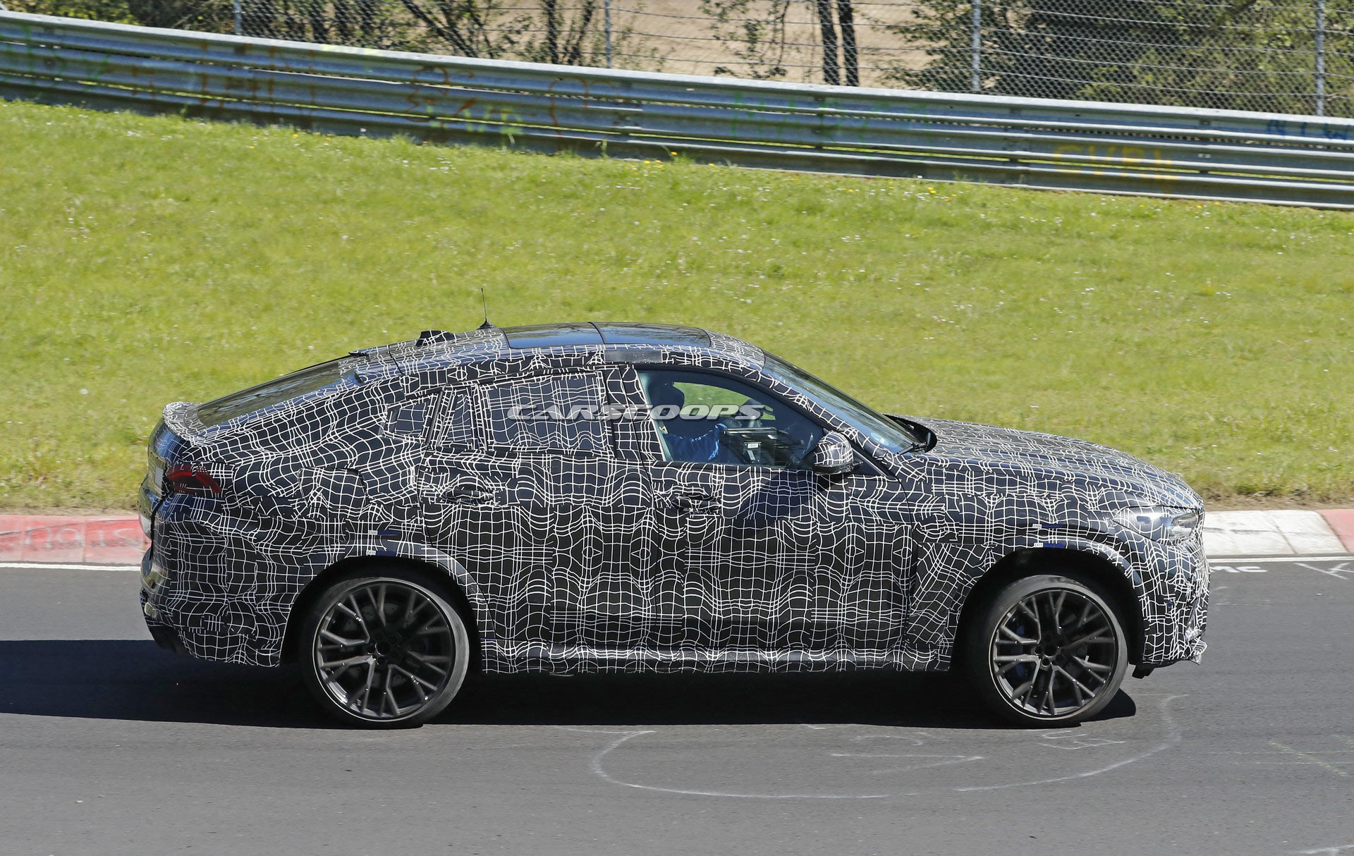 2020-BMW-X6-M-5 2020 BMW X6 M Hides 592 HP Behind Its Huge Nostrils