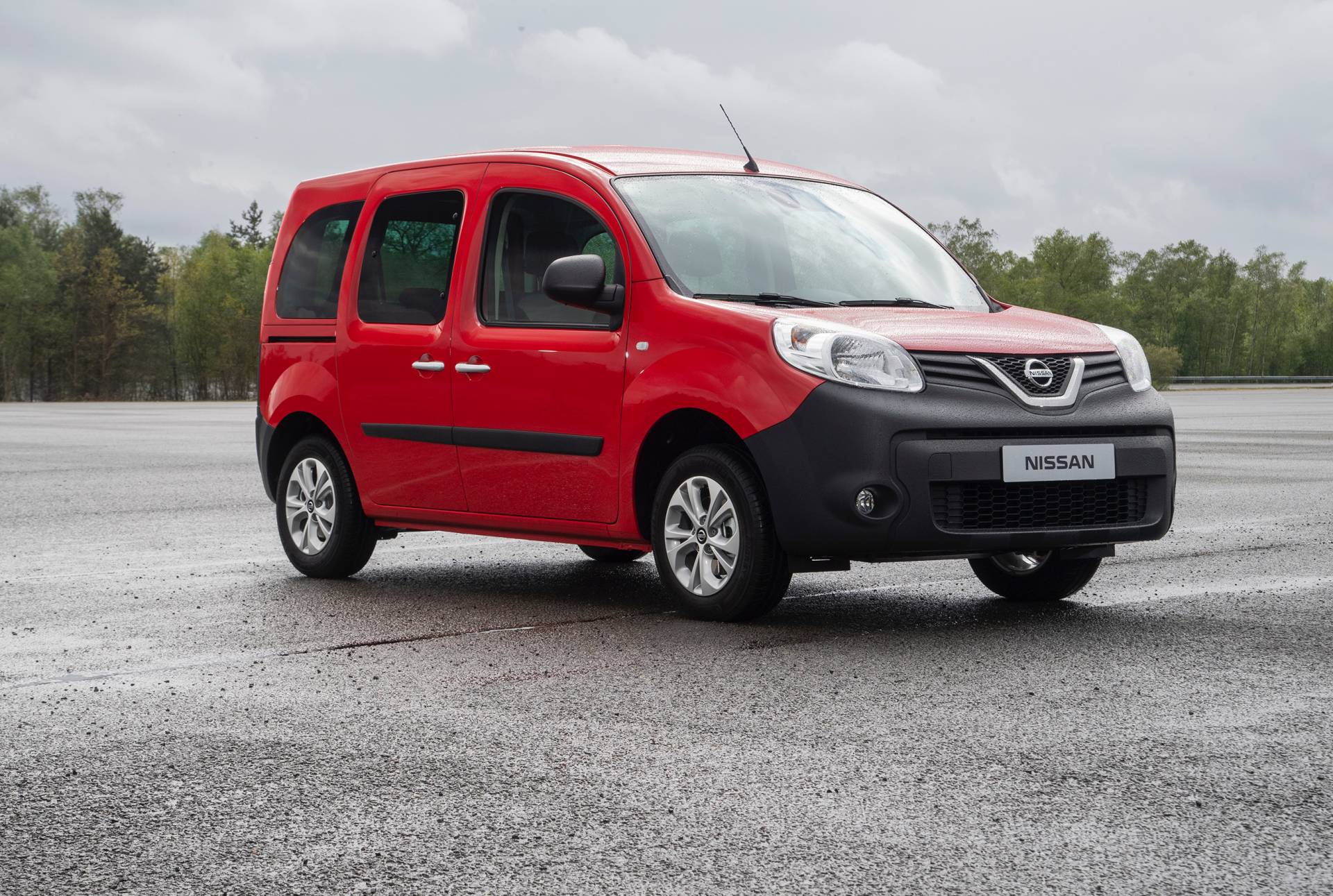 Nissan NV250 M1 Passenger Van 24 Badge-Engineered Nissan NV250 Compact Van Debuts In Europe