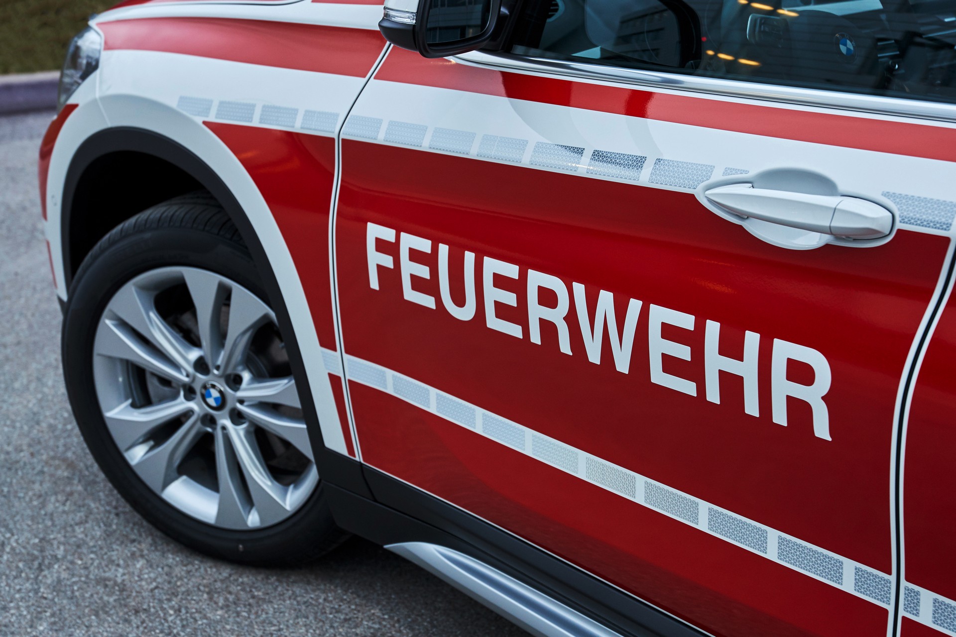 BMW RETTmobil 2019-34 Stealthy BMW 3-Series Police Car Headlines Company’s RETTmobil Lineup