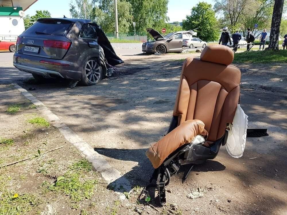 Audi Q7 Russia 1 Audi Q7 Splits In Two After Crashing Into Pole, Driver Runs Away