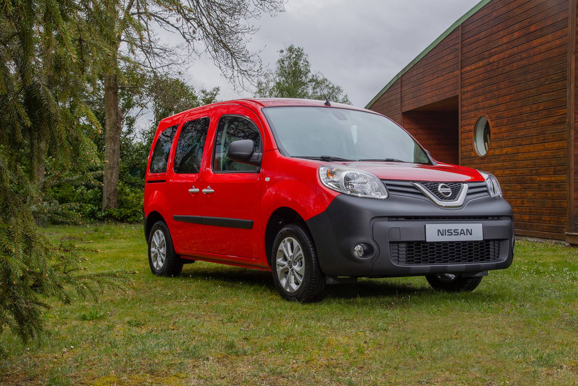 Nissan NV250 M1 Passenger Van 17 Badge-Engineered Nissan NV250 Compact Van Debuts In Europe