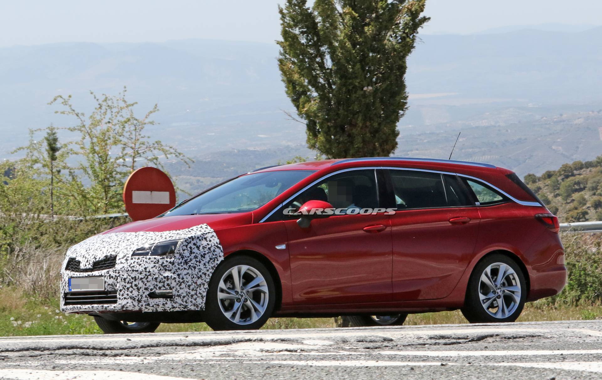 Opel Astra Sports Tourer facelift 42 Facelifted Opel Astra Sports Tourer Makes A Predictable First Appearance