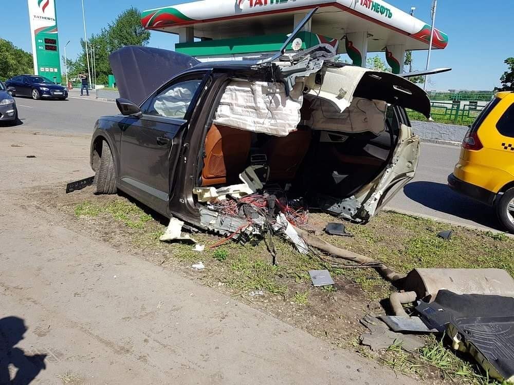 Audi Q7 Russia 3 Audi Q7 Splits In Two After Crashing Into Pole, Driver Runs Away