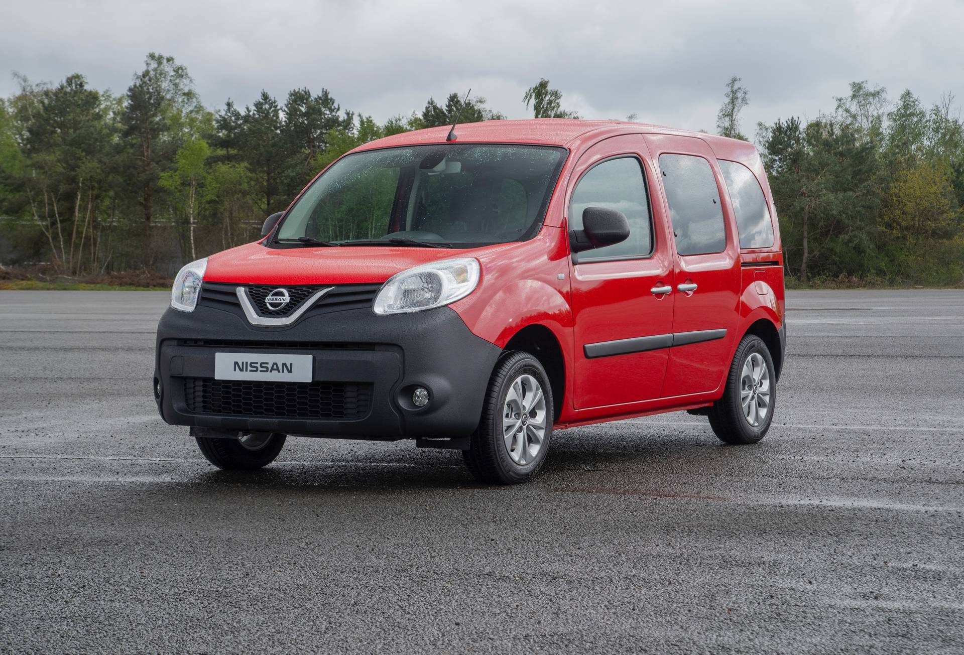 Nissan NV250 M1 Passenger Van 22 Badge-Engineered Nissan NV250 Compact Van Debuts In Europe