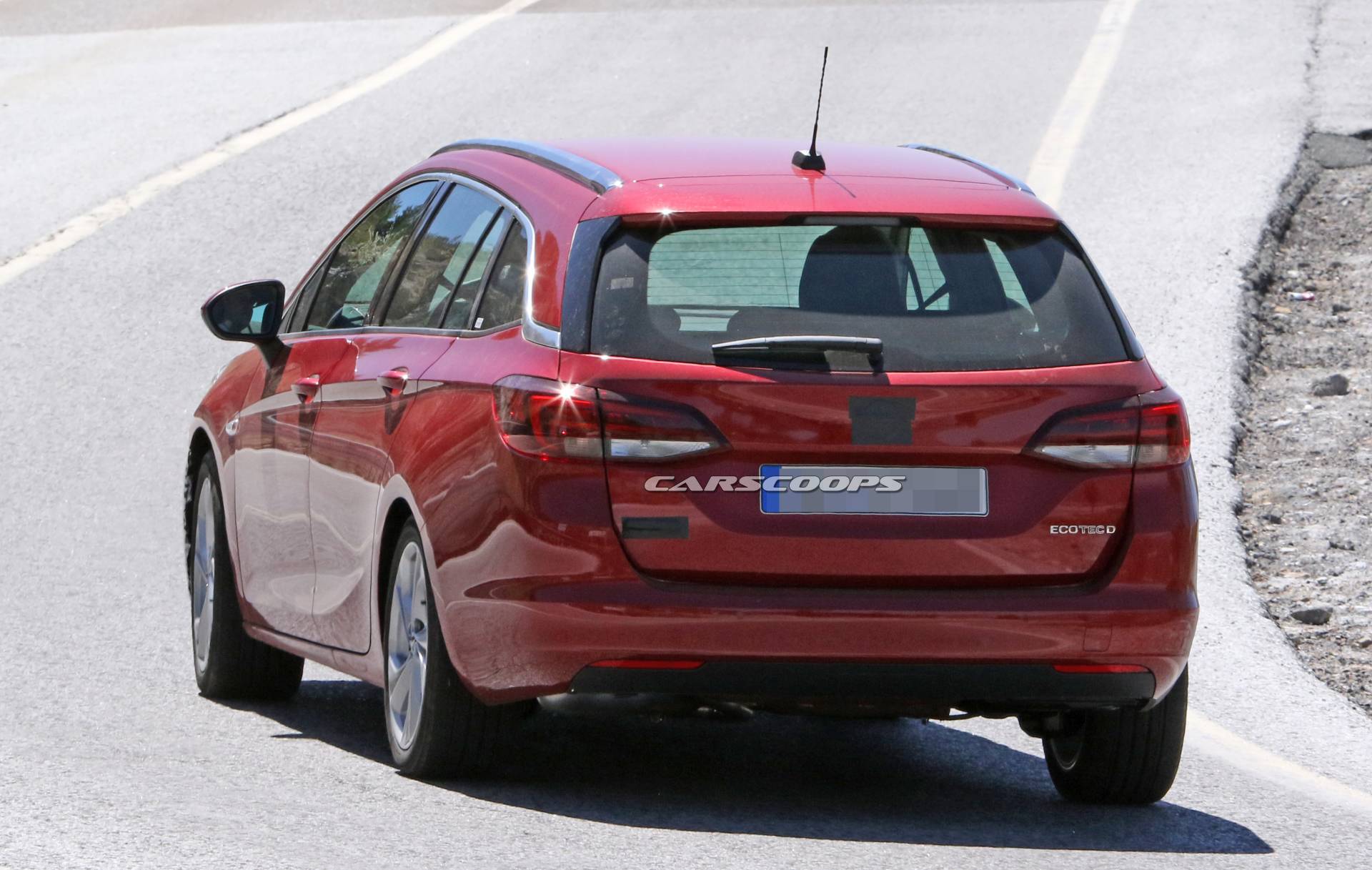 Opel Astra Sports Tourer facelift 48 Facelifted Opel Astra Sports Tourer Makes A Predictable First Appearance