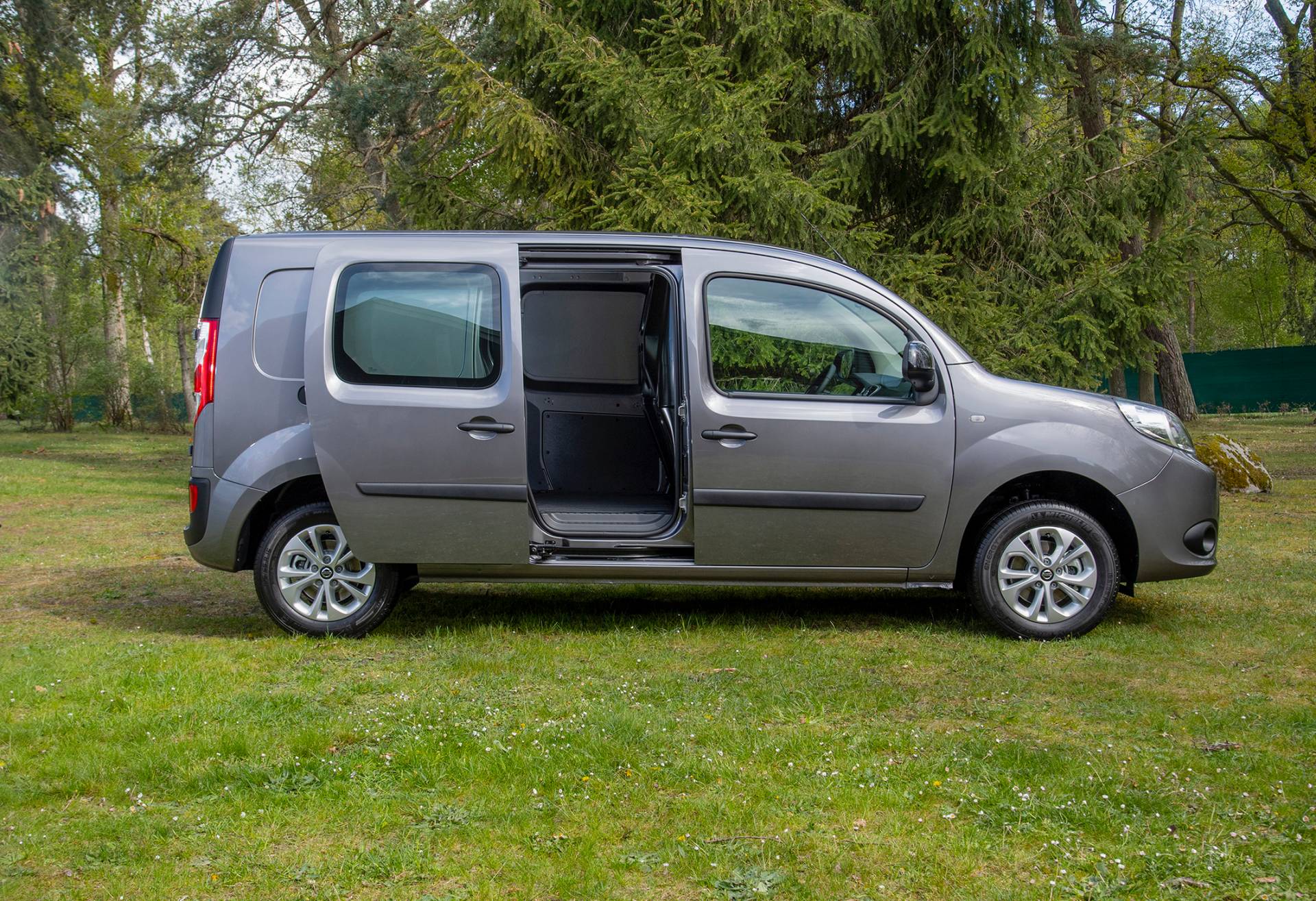 Nissan NV250 L2 Van 19 Badge-Engineered Nissan NV250 Compact Van Debuts In Europe