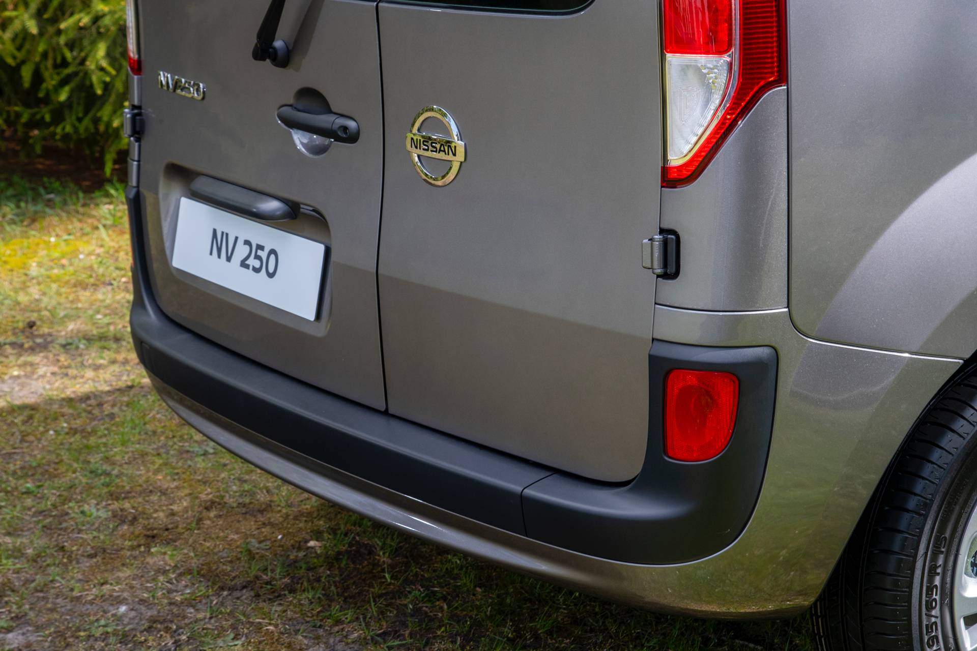 Nissan NV250 L2 Van 16 Badge-Engineered Nissan NV250 Compact Van Debuts In Europe