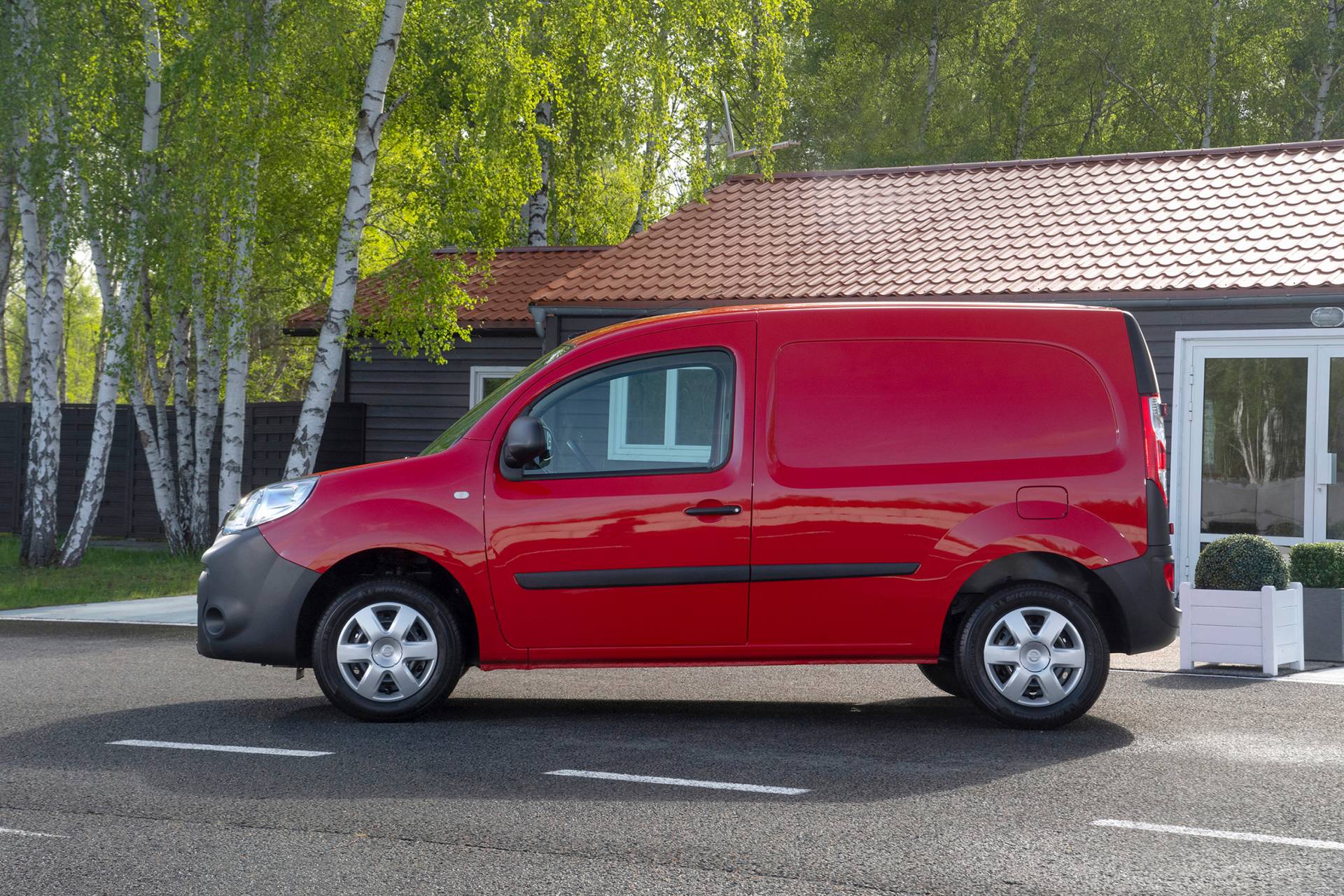 Nissan NV250 L1 Van 14 Badge-Engineered Nissan NV250 Compact Van Debuts In Europe