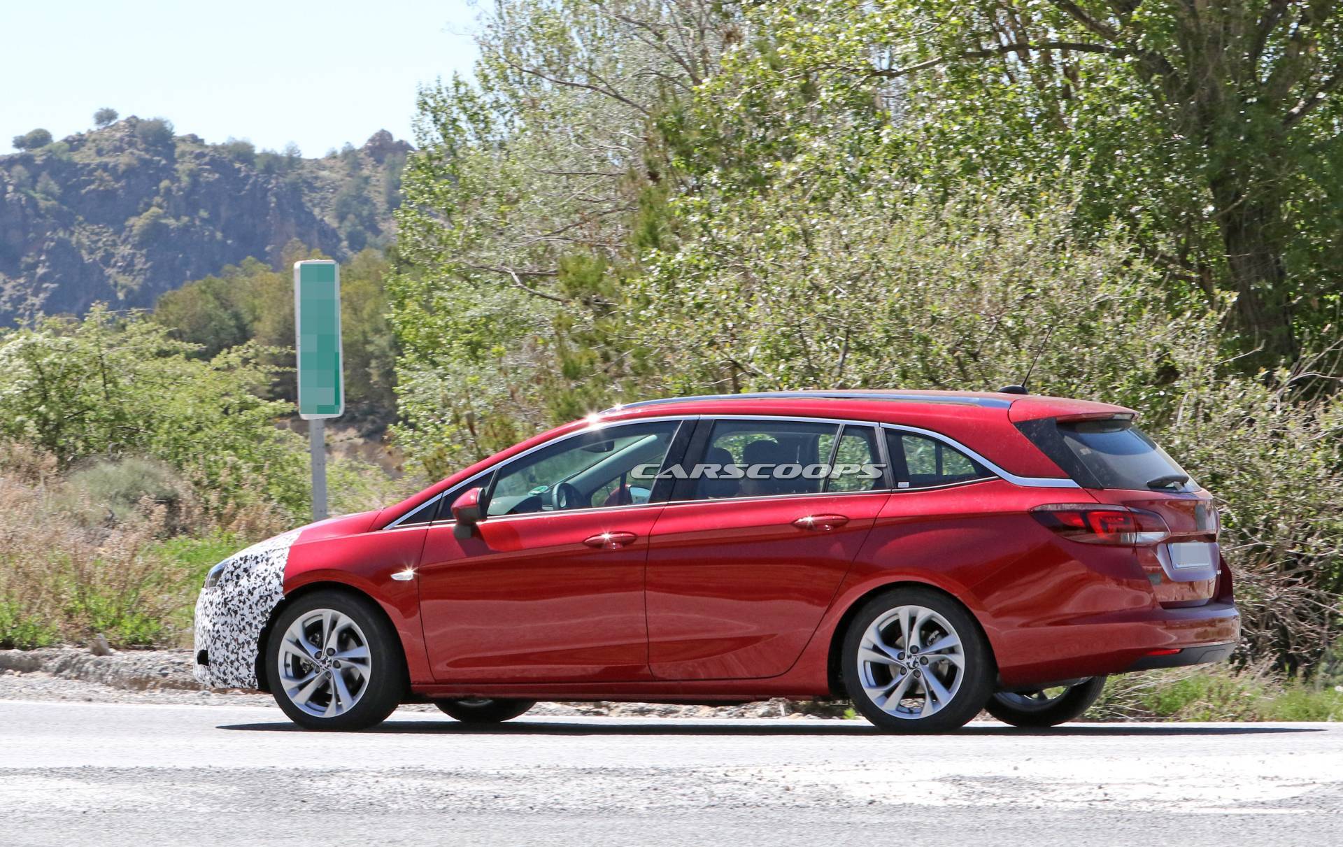 Opel Astra Sports Tourer facelift 44 Facelifted Opel Astra Sports Tourer Makes A Predictable First Appearance