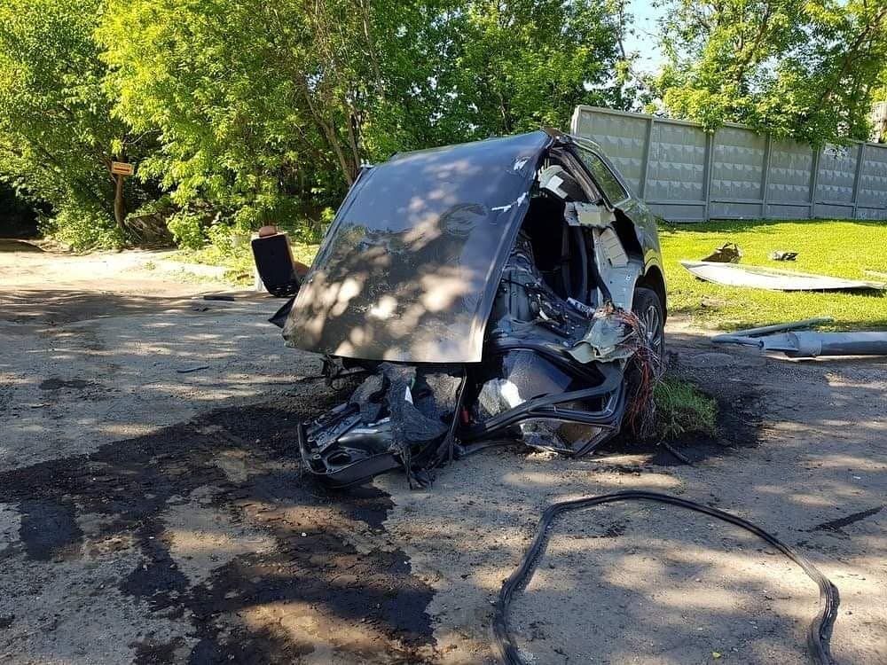 Audi Q7 Russia 5 Audi Q7 Splits In Two After Crashing Into Pole, Driver Runs Away