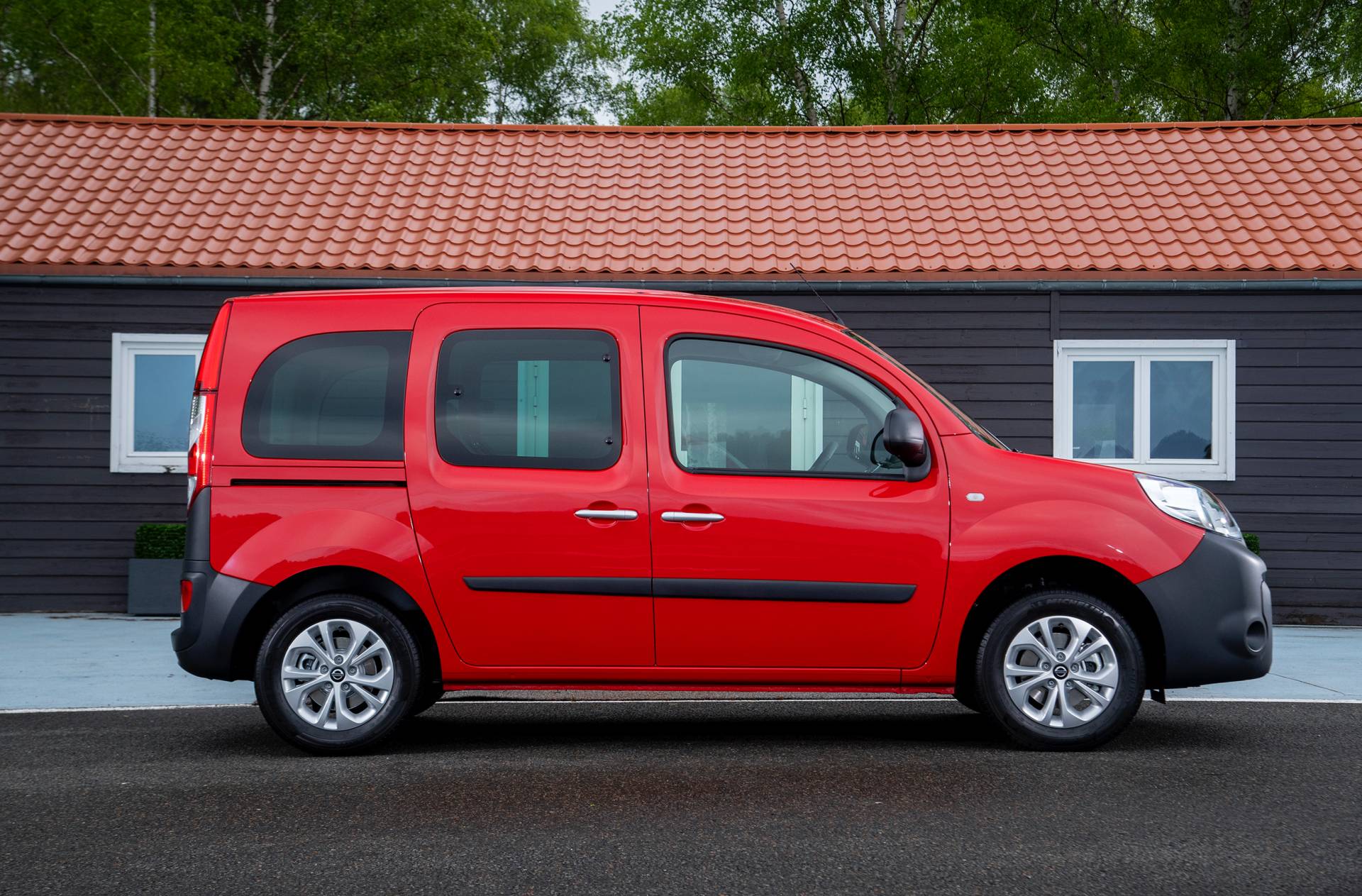 Nissan NV250 M1 Passenger Van 12 Badge-Engineered Nissan NV250 Compact Van Debuts In Europe