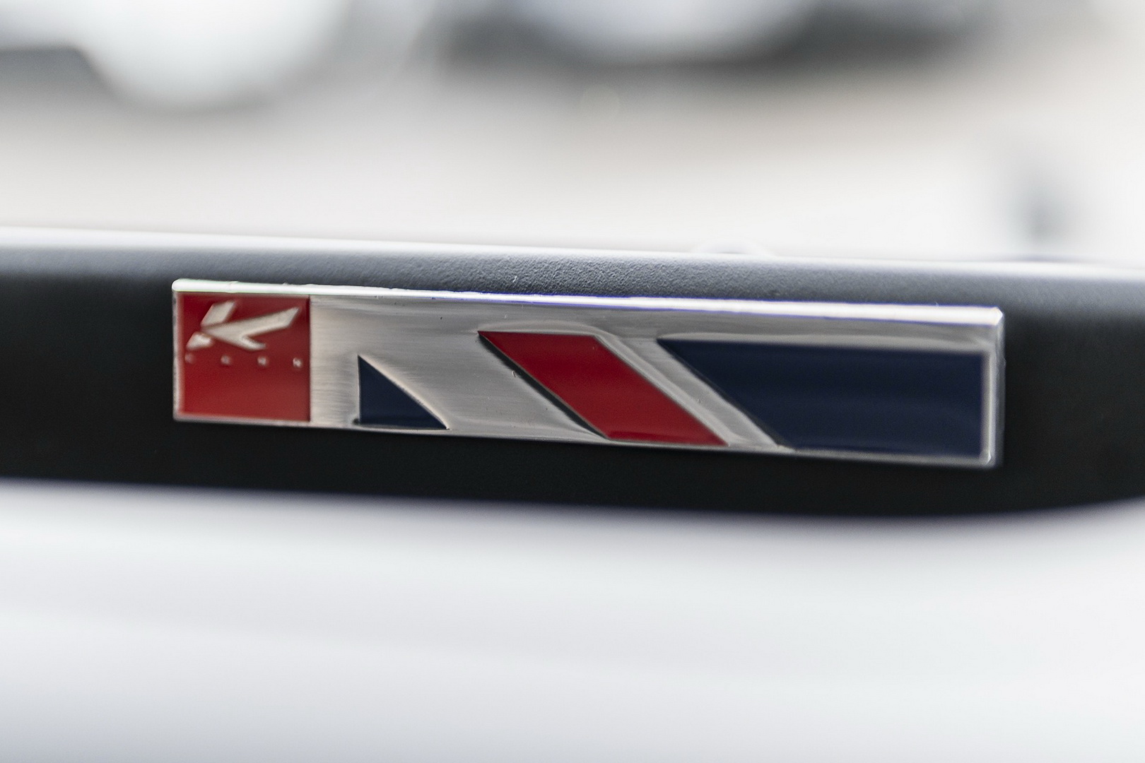 Kahn’s Jeep Wrangler Black Hawk Expedition Looks Like A Very Luxurious Military Vehicle