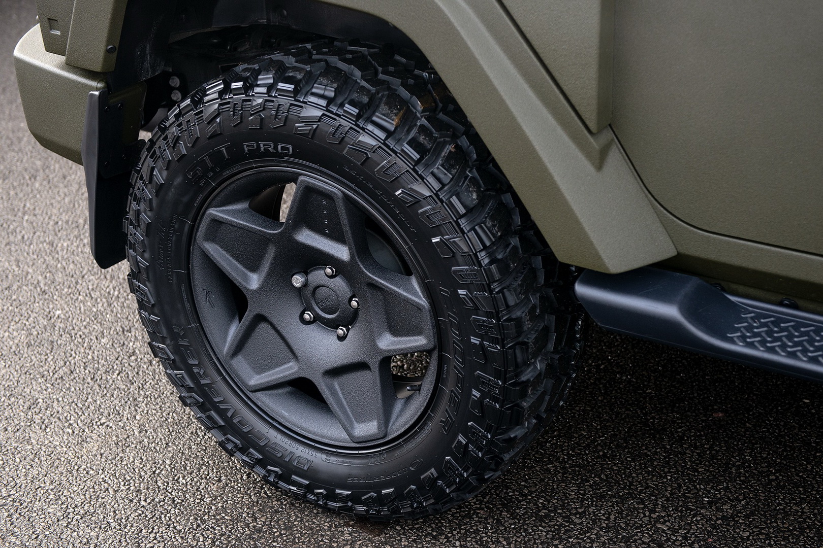 Kahn’s Jeep Wrangler Black Hawk Expedition Looks Like A Very Luxurious Military Vehicle