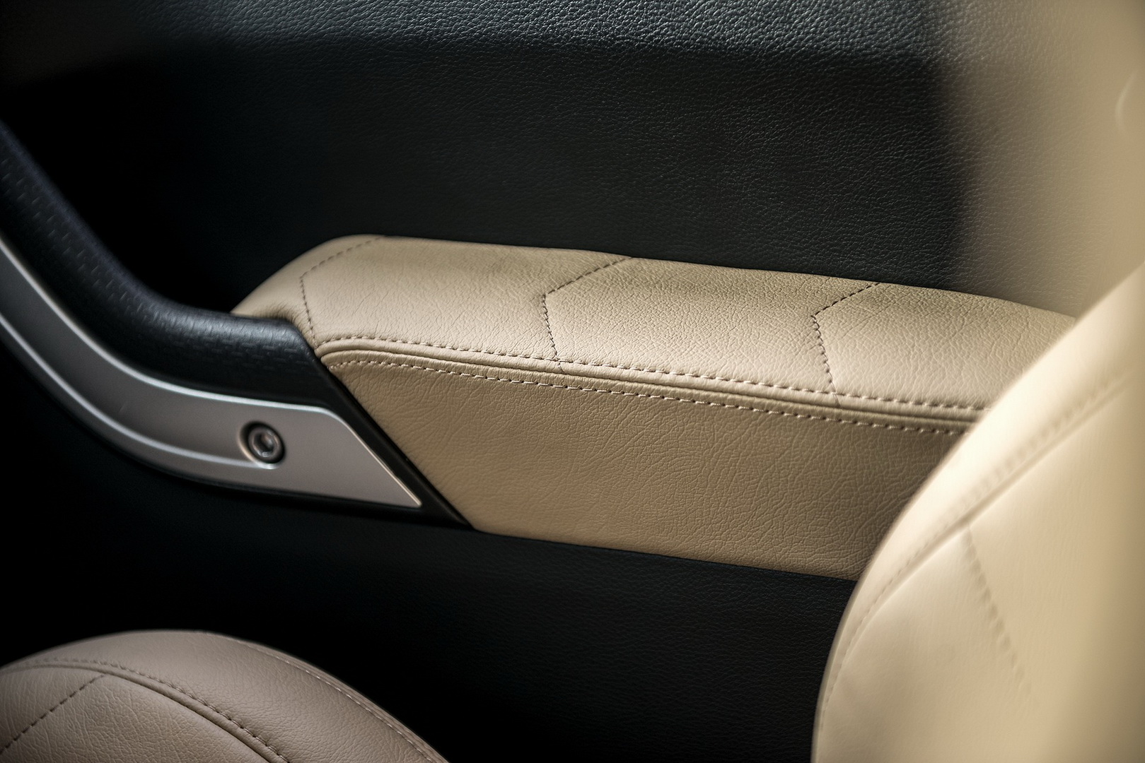 Kahn’s Jeep Wrangler Black Hawk Expedition Looks Like A Very Luxurious Military Vehicle