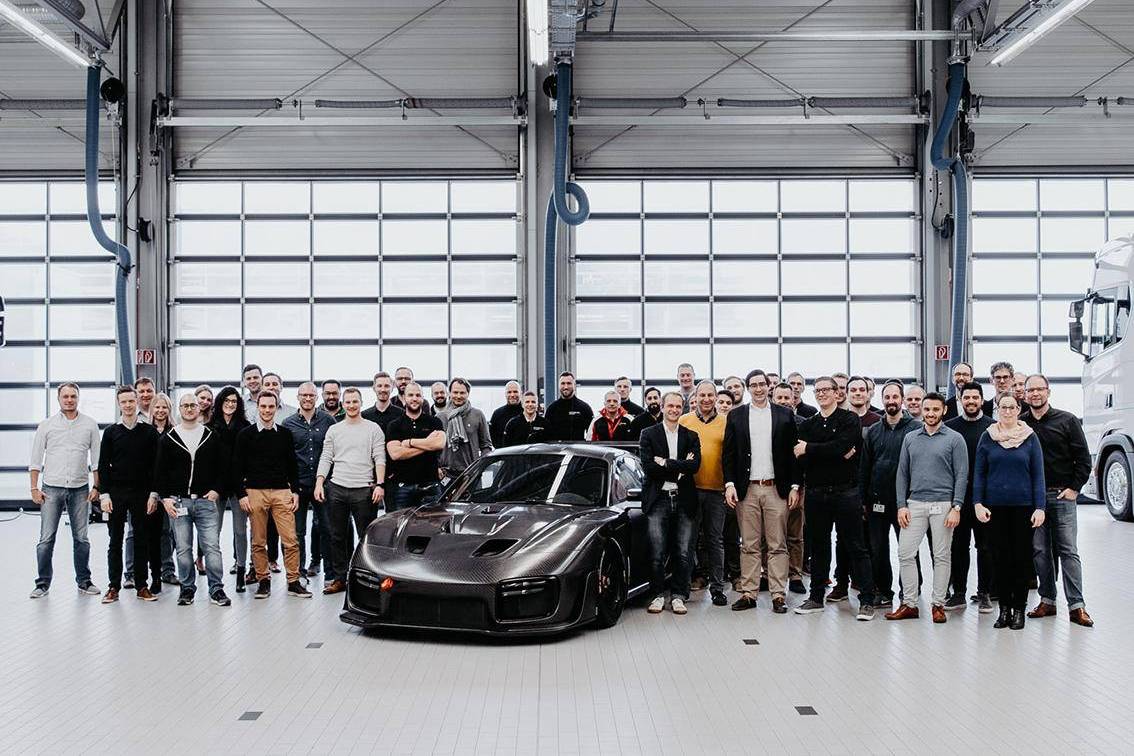 Who Needs Retro Liveries? Porsche 935’s Carbon Body Looks Rad In The Raw