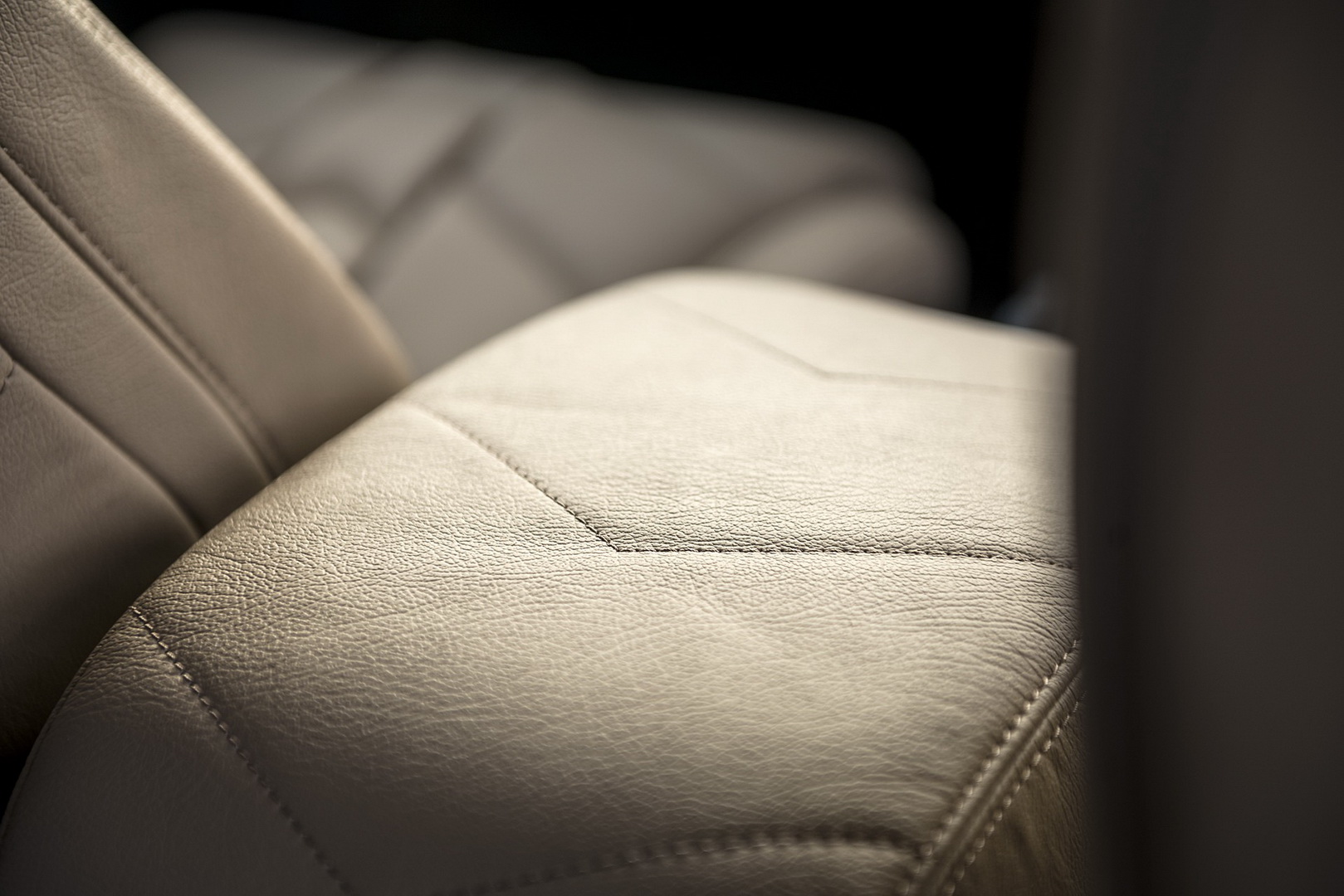 Kahn’s Jeep Wrangler Black Hawk Expedition Looks Like A Very Luxurious Military Vehicle