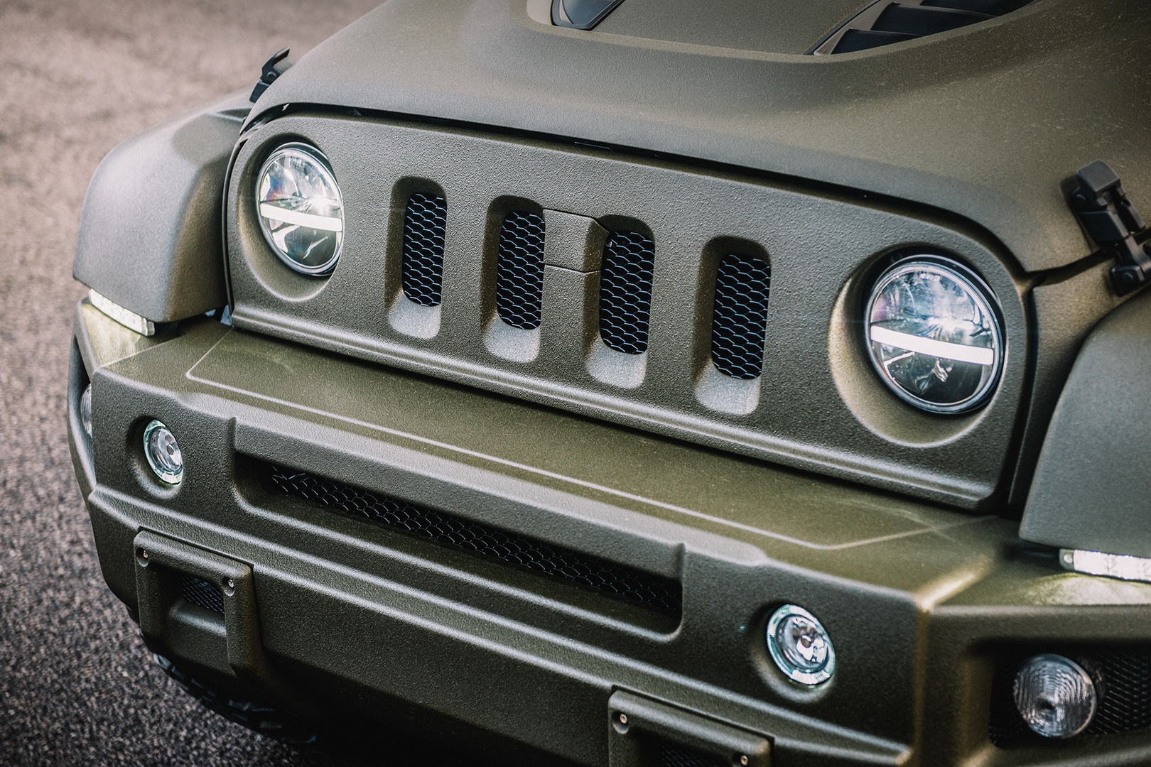 Kahn’s Jeep Wrangler Black Hawk Expedition Looks Like A Very Luxurious Military Vehicle