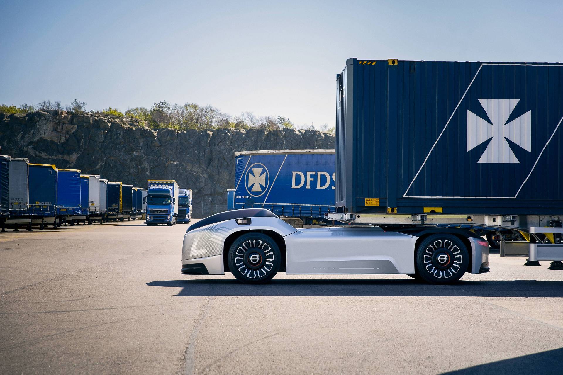 Volvo Trucks’ Self-Driving “Vera” Starts Transporting Containers In Sweden