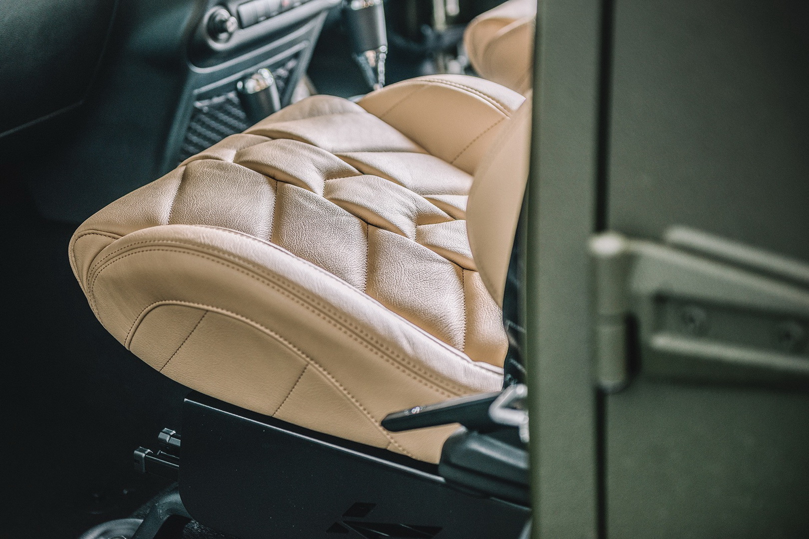 Kahn’s Jeep Wrangler Black Hawk Expedition Looks Like A Very Luxurious Military Vehicle