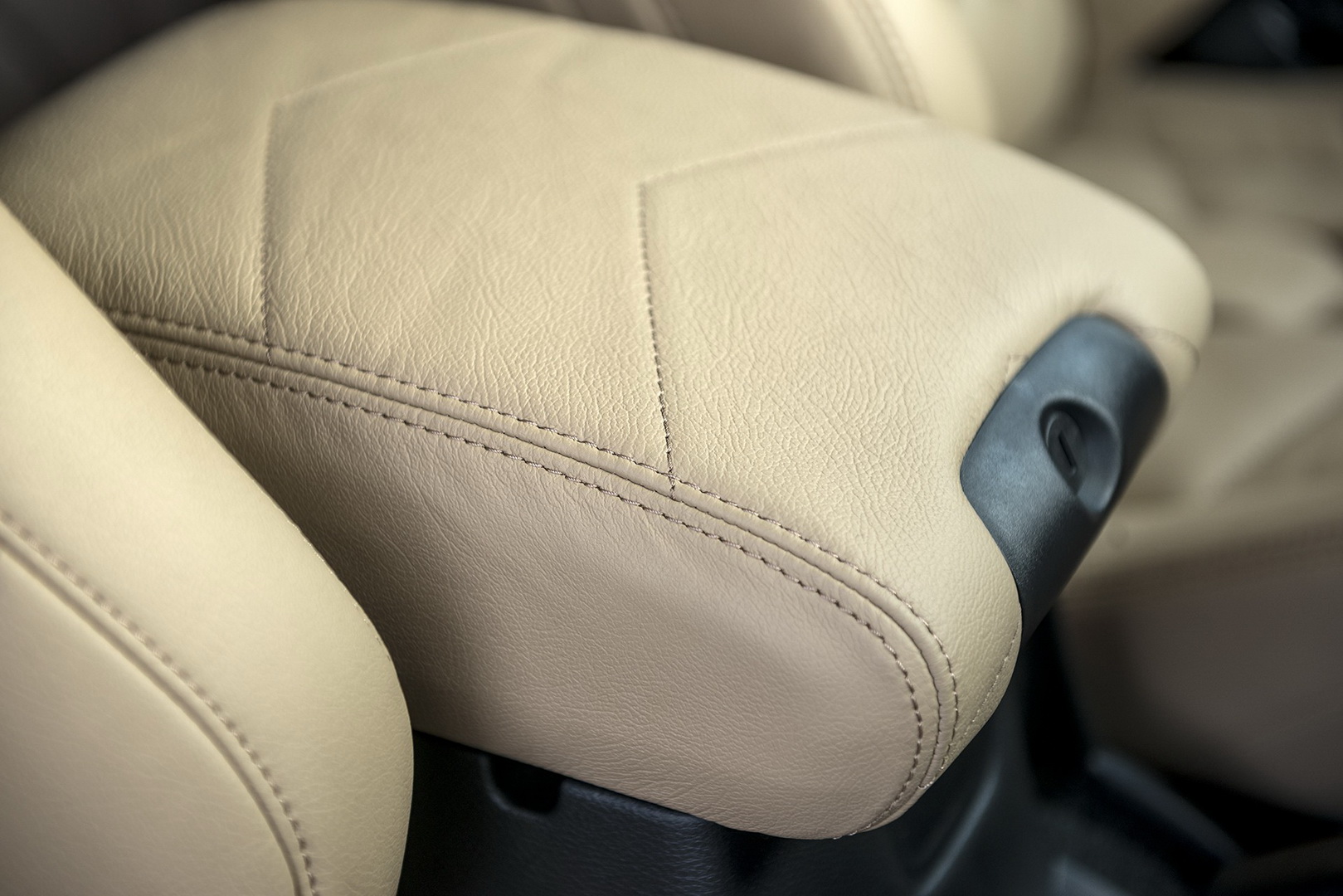 Kahn’s Jeep Wrangler Black Hawk Expedition Looks Like A Very Luxurious Military Vehicle