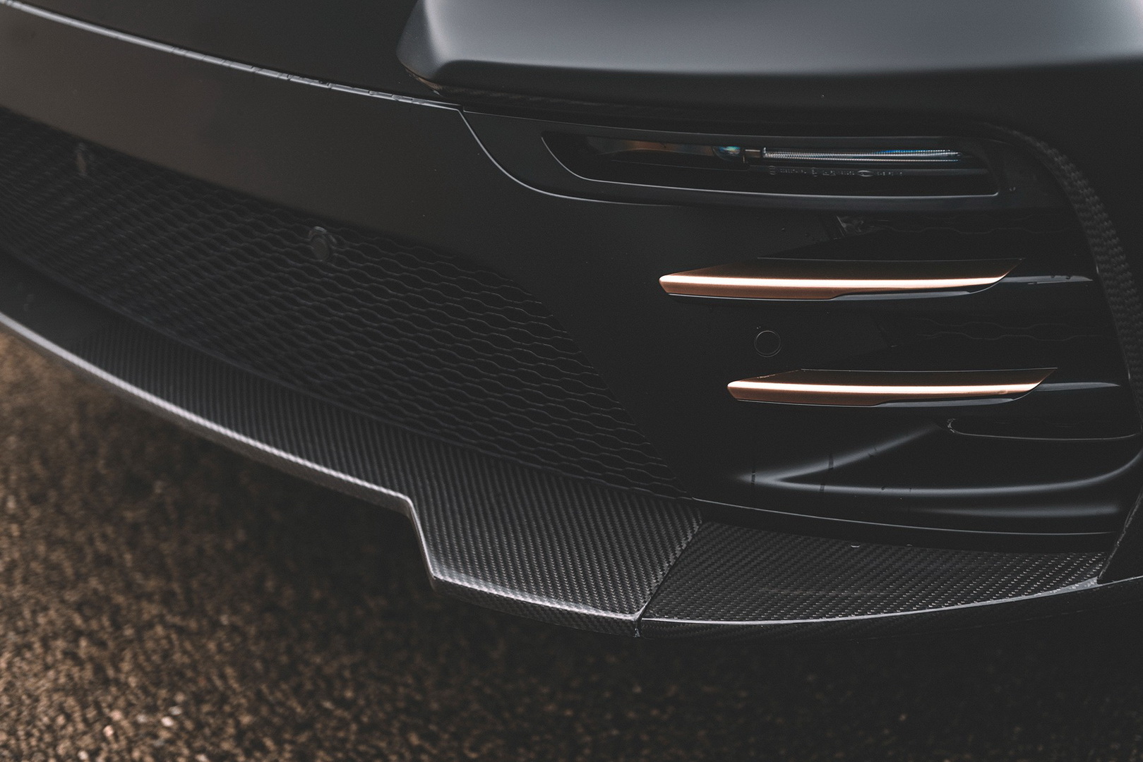 Blacked-Out Range Rover Velar Wants Way More Than A Drink To Go Home With You