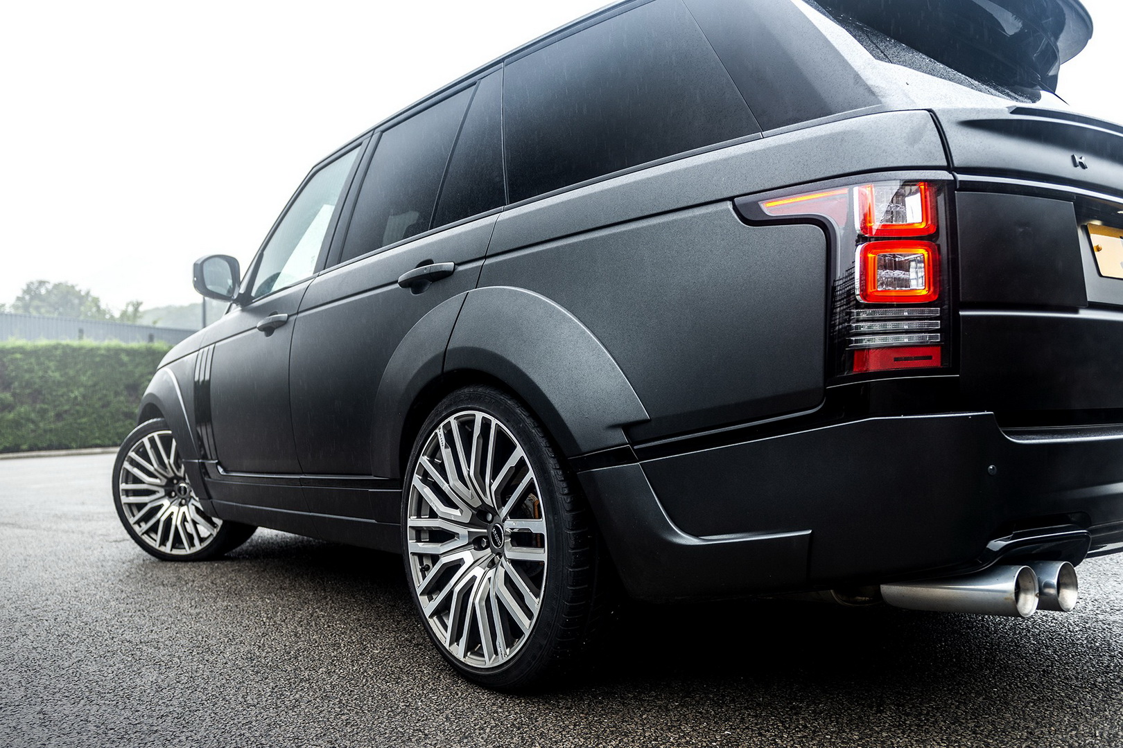 Ride Like A 2016 Football Star With Kahn’s Custom Range Rover V8