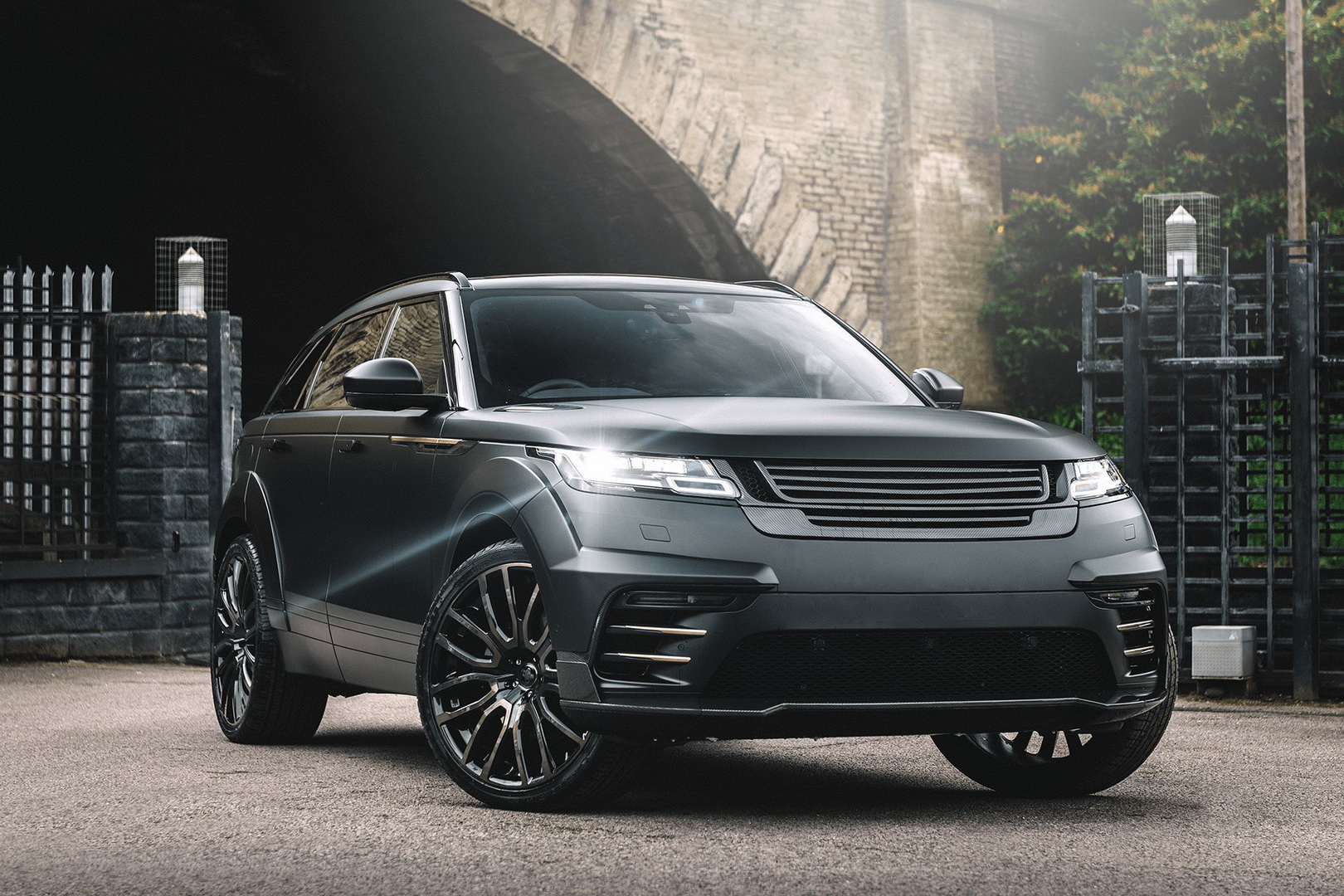 Blacked-Out Range Rover Velar Wants Way More Than A Drink To Go Home With You