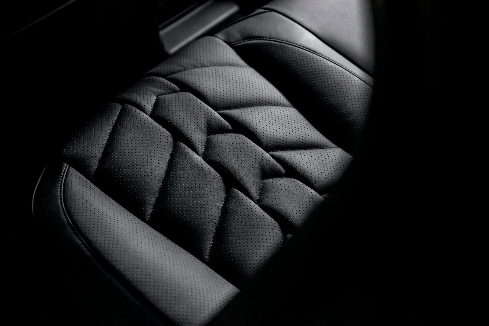 Blacked-Out Range Rover Velar Wants Way More Than A Drink To Go Home With You