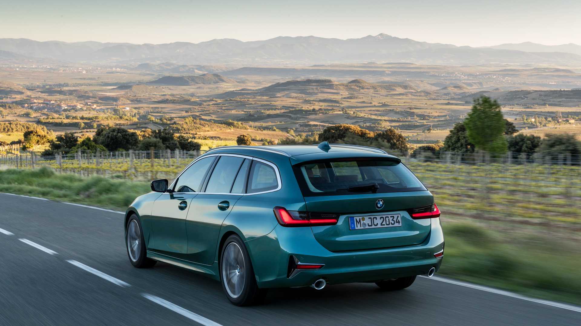 Did You Know The BMW 3-Series Touring’s Rear Window Can Be Opened?