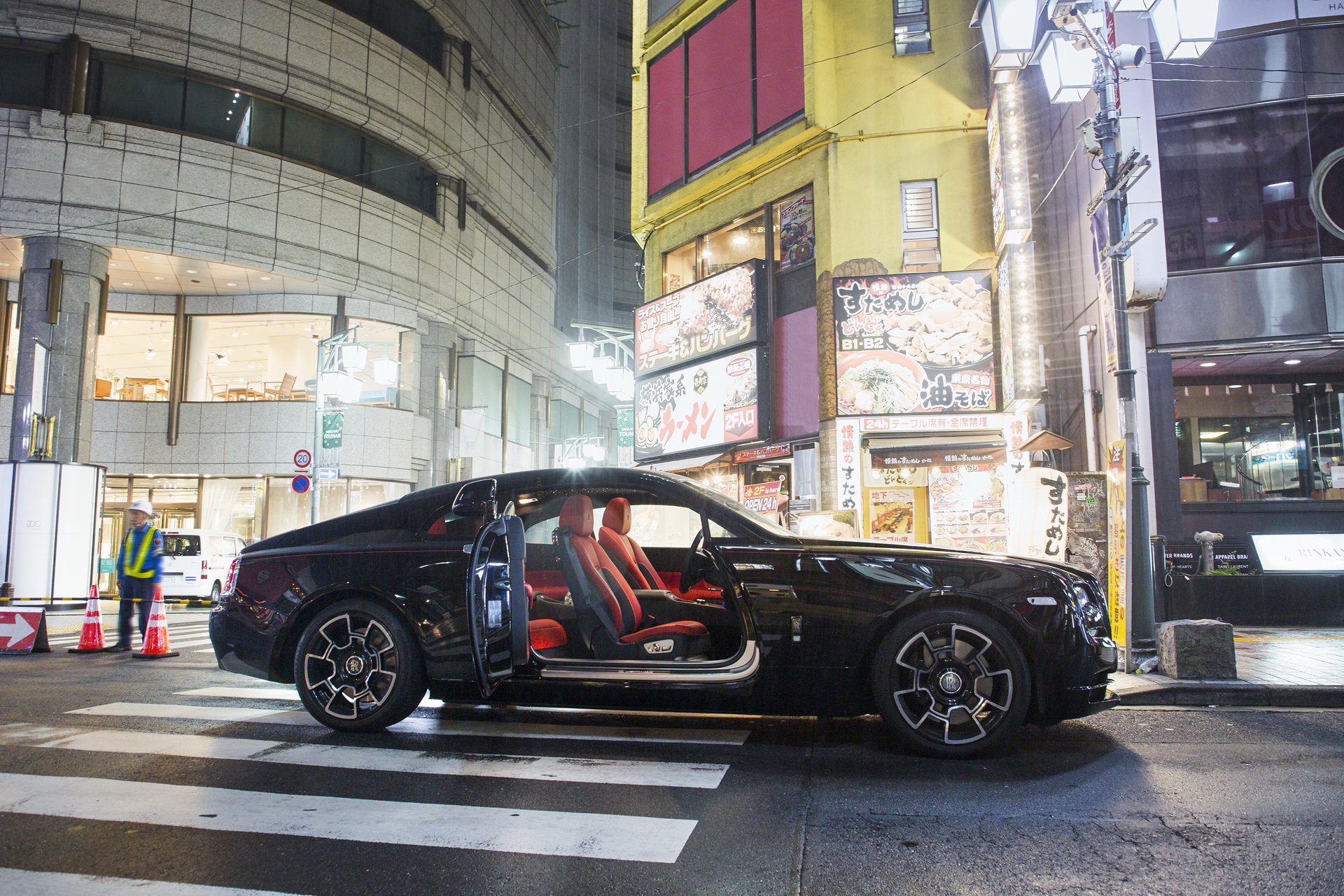 Rolls-Royce Black Badge Models Take Over The Streets Of Tokyo