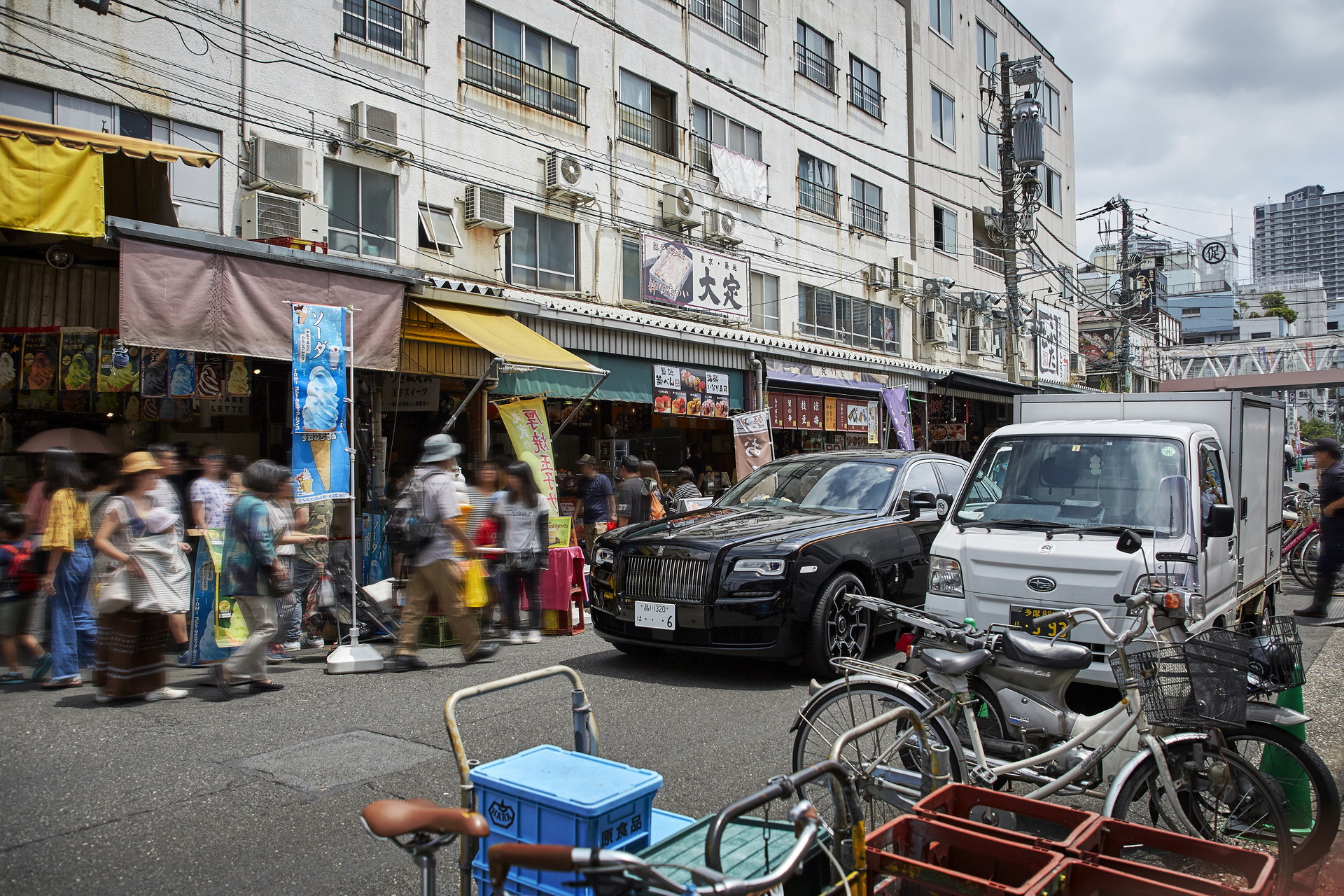 Rolls-Royce Black Badge Models Take Over The Streets Of Tokyo