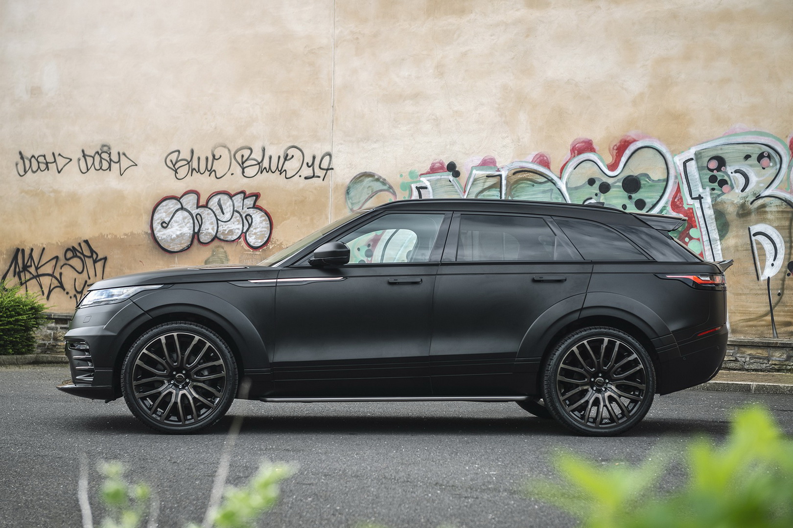 Blacked-Out Range Rover Velar Wants Way More Than A Drink To Go Home With You