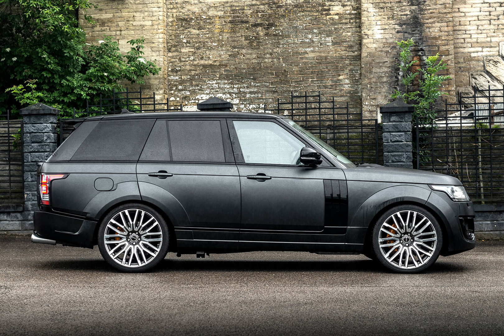Ride Like A 2016 Football Star With Kahn’s Custom Range Rover V8