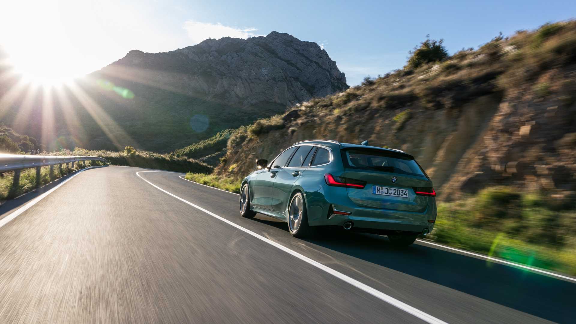 Did You Know The BMW 3-Series Touring’s Rear Window Can Be Opened?