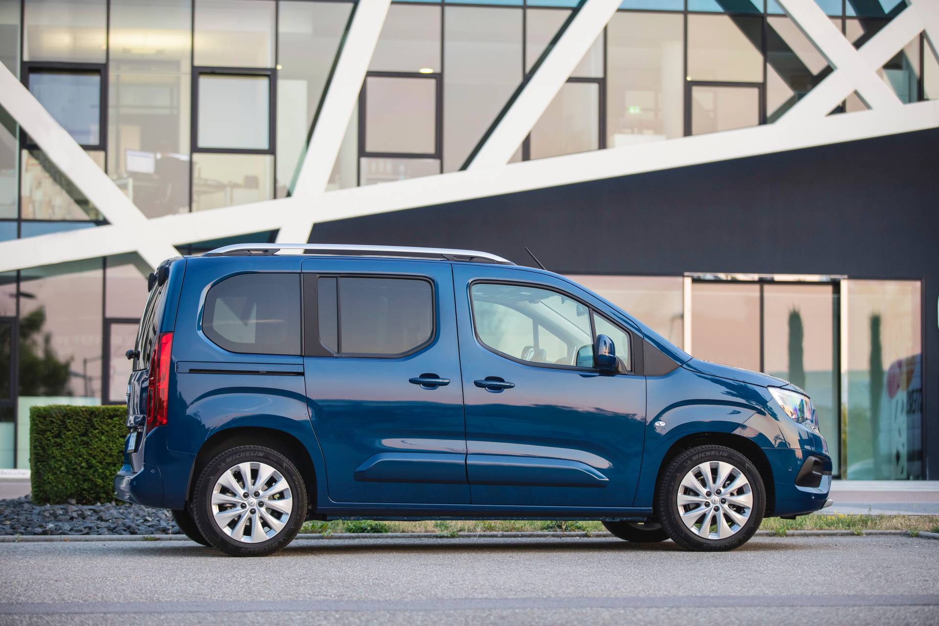 Opel Combo Life Gains 130 PS 1.2L Turbo Three-Pot, Eight-Speed Auto