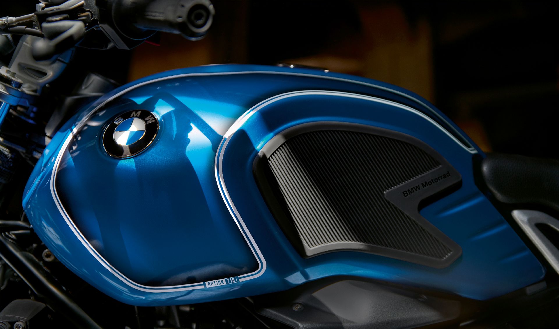 BMW R nineT /5 Combines Retro Looks With 21st Century Tech