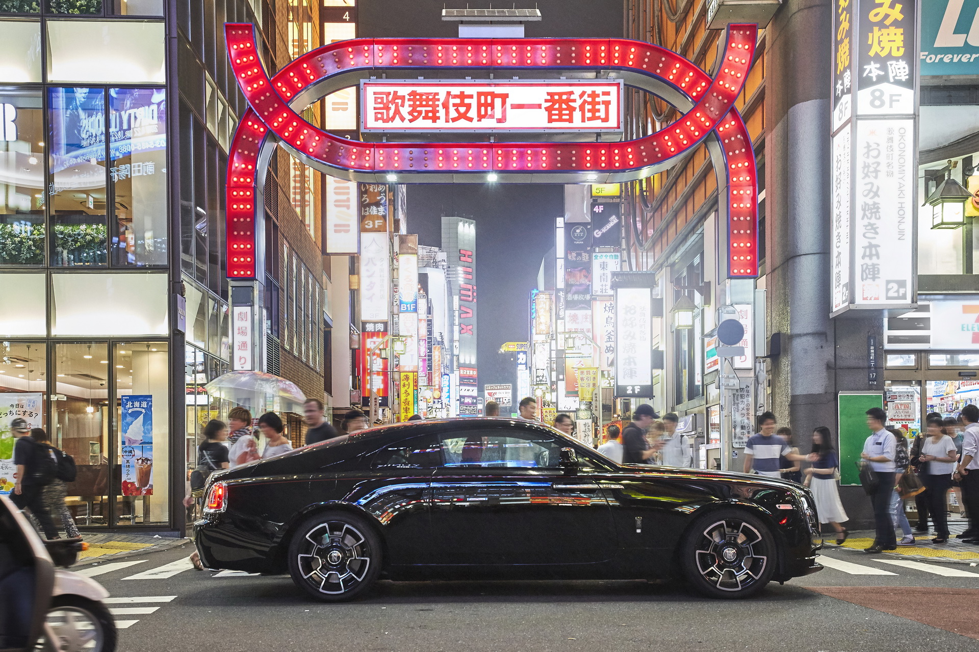 Rolls-Royce Black Badge Models Take Over The Streets Of Tokyo