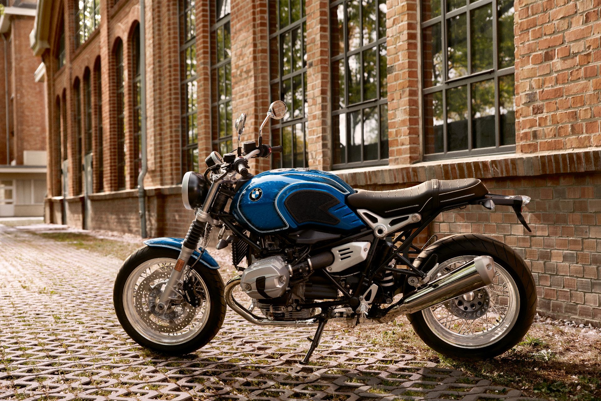 BMW R nineT /5 Combines Retro Looks With 21st Century Tech