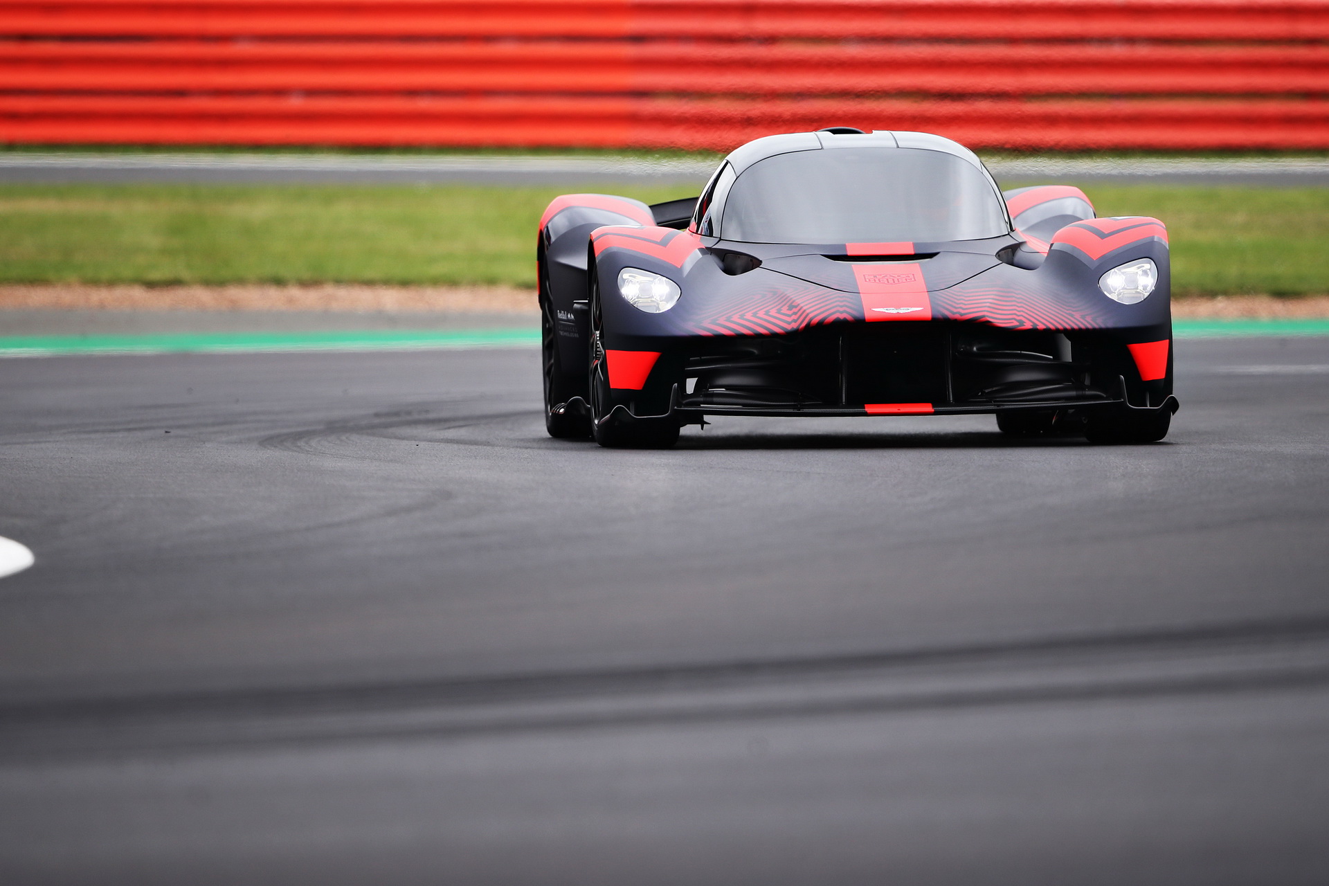 Aston Martin’s Le Mans Valkyrie Racer Won’t Be A Hybrid