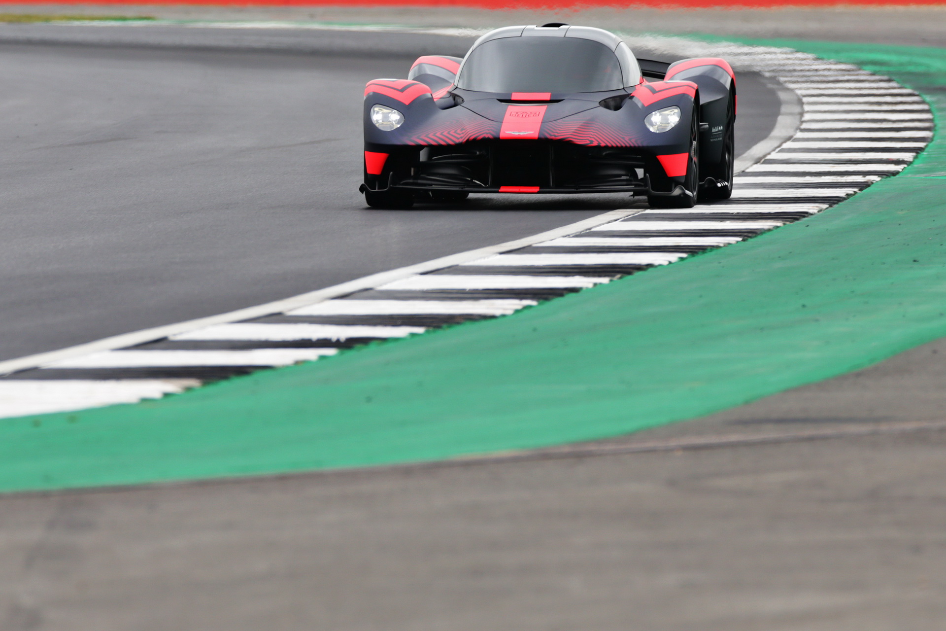 Aston Martin’s Le Mans Valkyrie Racer Won’t Be A Hybrid