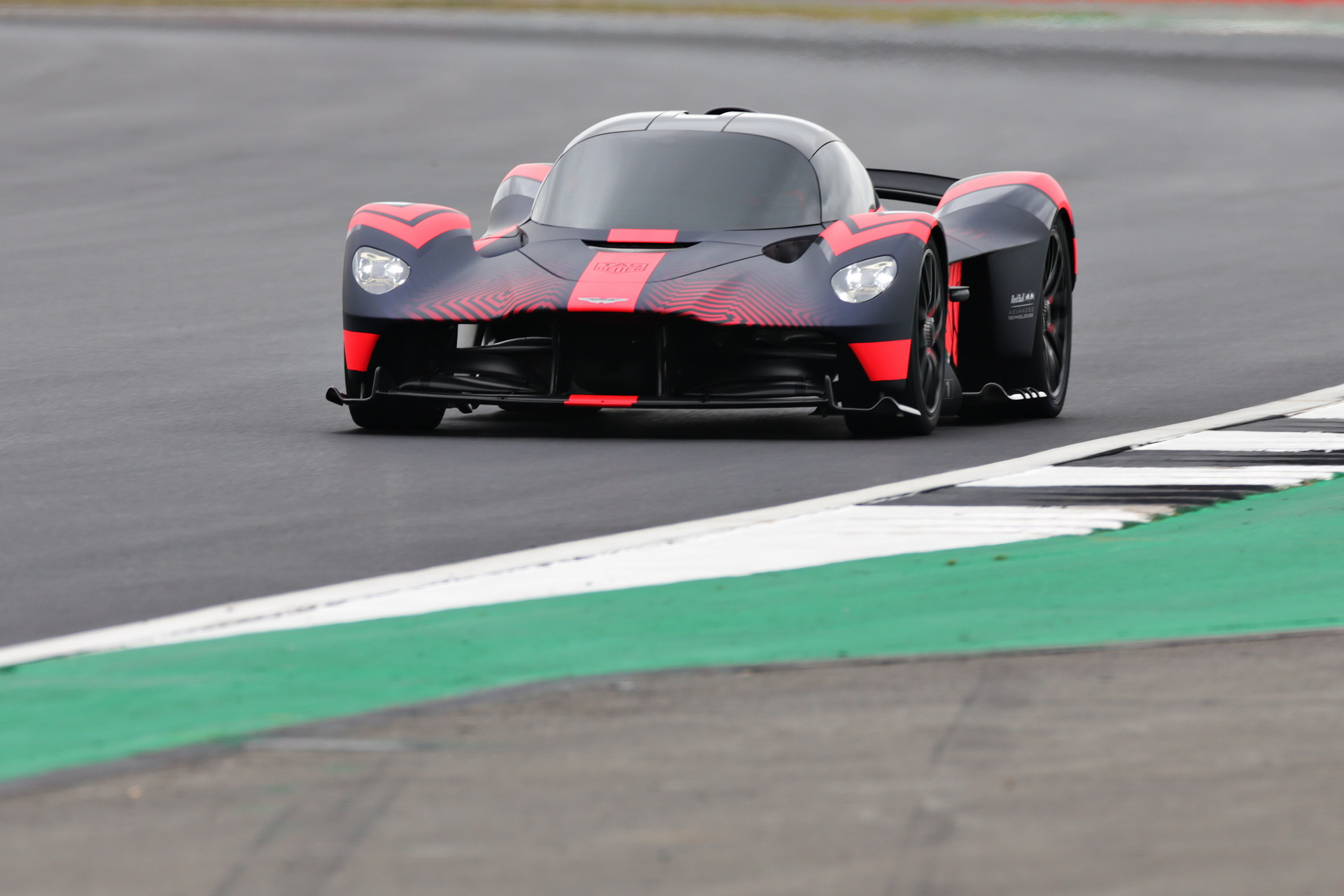 Aston Martin’s Le Mans Valkyrie Racer Won’t Be A Hybrid