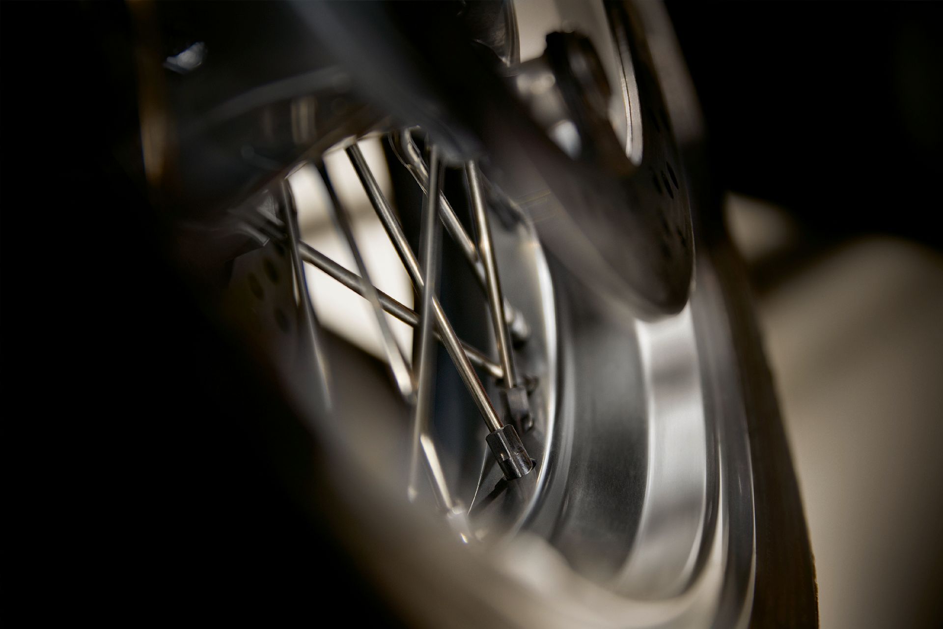 BMW R nineT /5 Combines Retro Looks With 21st Century Tech