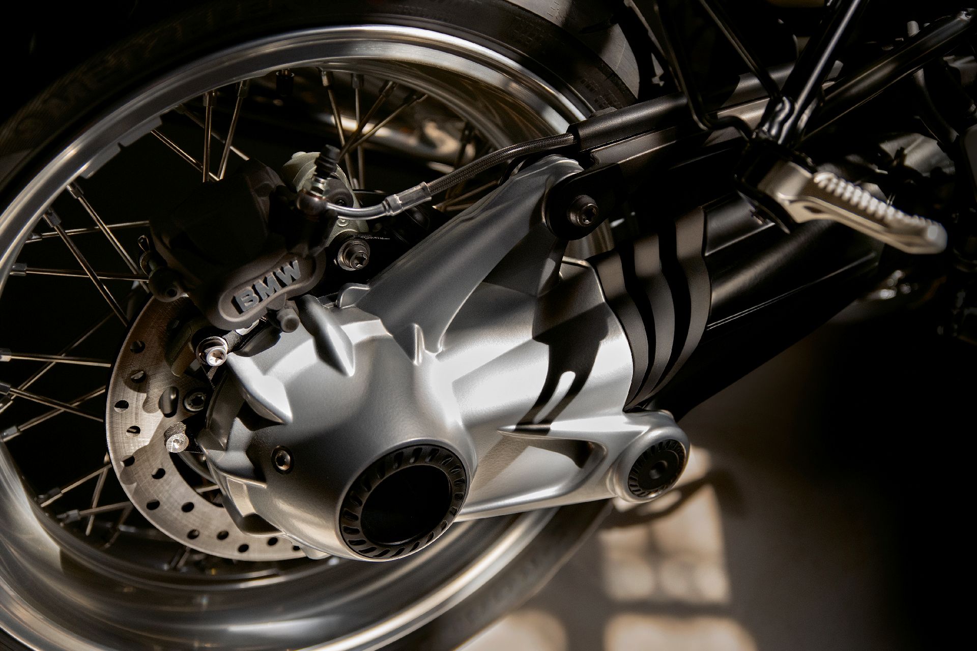 BMW R nineT /5 Combines Retro Looks With 21st Century Tech