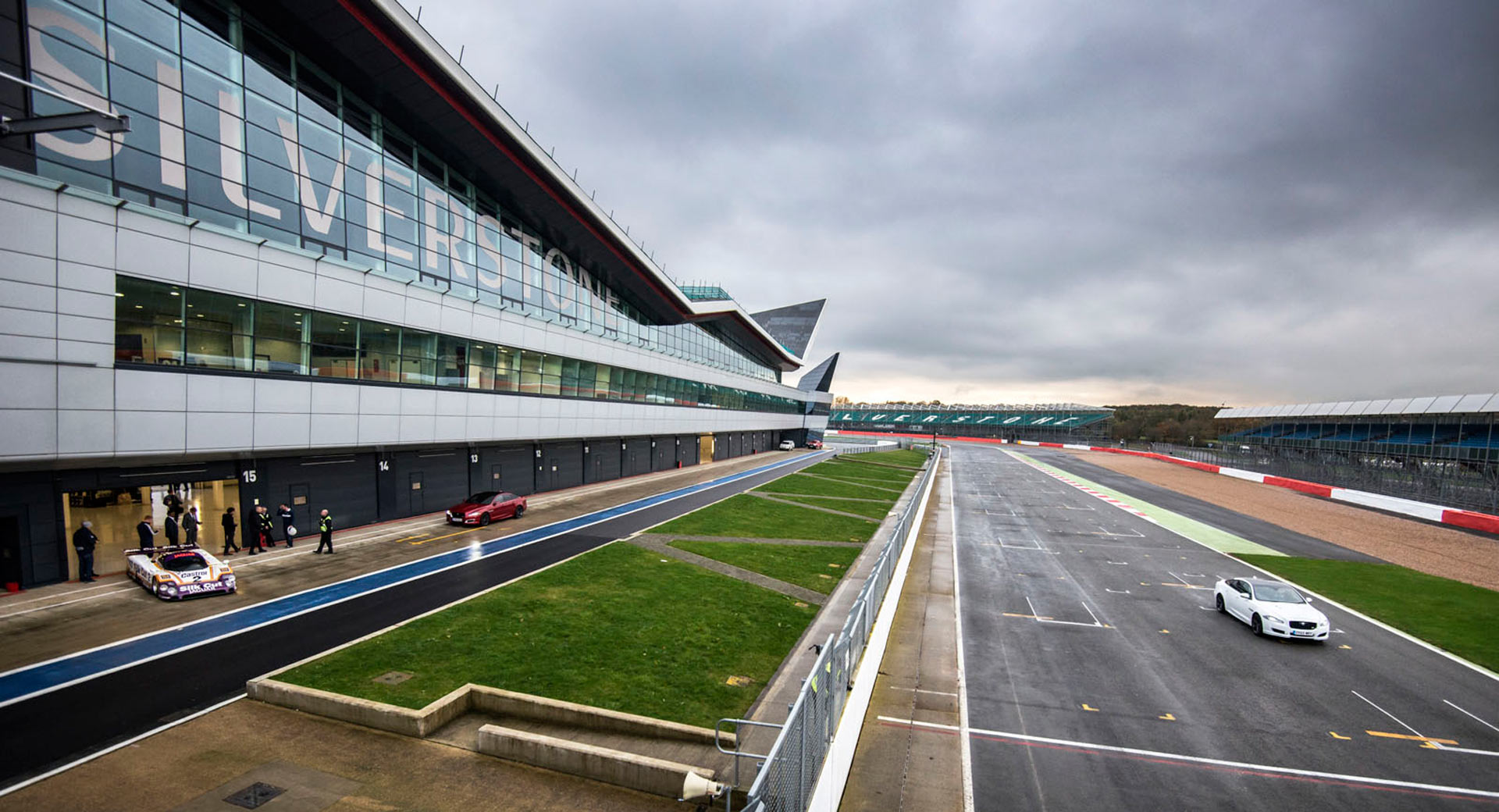 travel from london to silverstone circuit