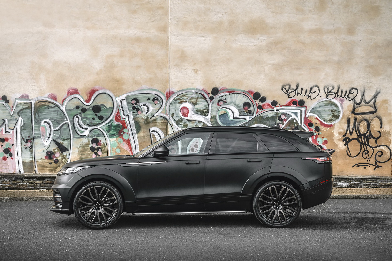 Blacked-Out Range Rover Velar Wants Way More Than A Drink To Go Home With You